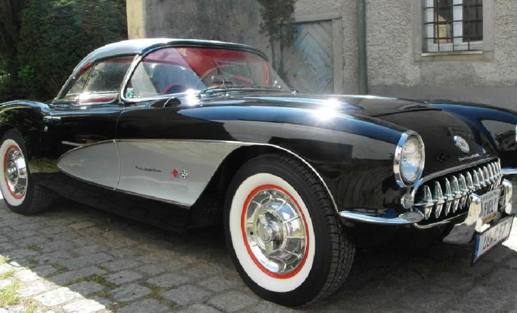 Eine Corvette C57 geht an den Start.
