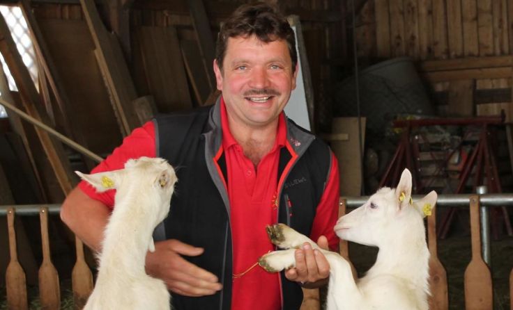 Ortsbauernobmann Andreas Feßl mit den Ziegenkitzen, Foto: Egelseder