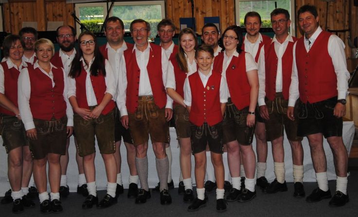 Die Pankrazer Musikanten sorgen beim Dorffest in der Stockhalle für Stimmung.