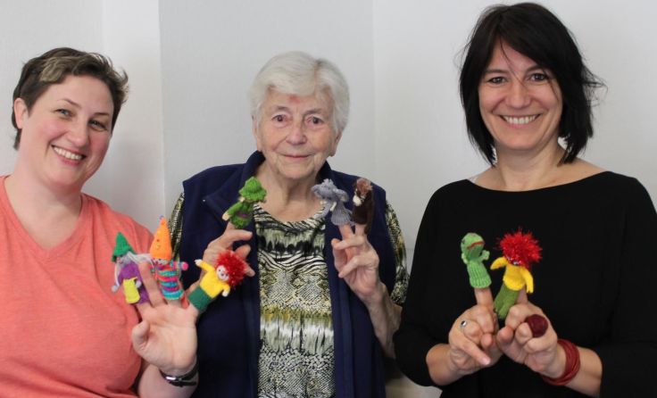 Hermine Novak, Gudrun Russmann und Veronika Kunze (v. l.) mit den Fingerpuppen, Foto: Egelseder