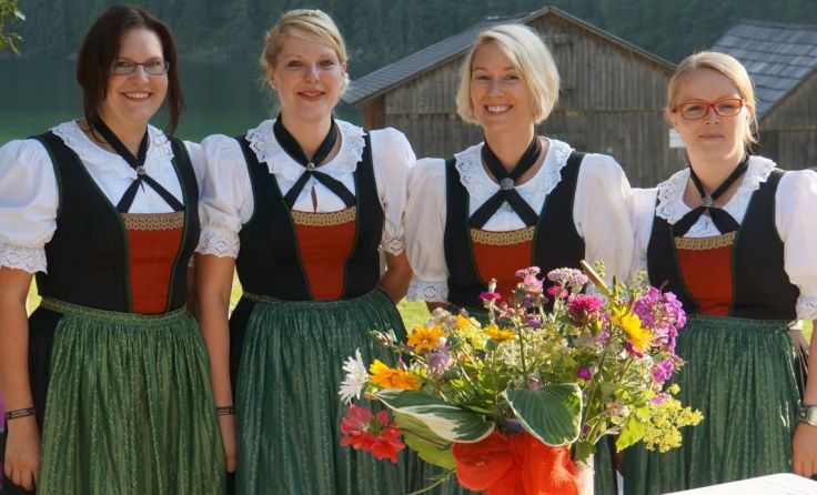 Auch diese feschen Damen freuen sich schon auf das Konzert am Seeufer.