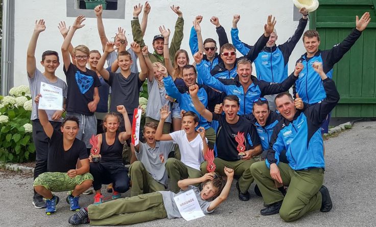 Die Micheldorfer Bewerbsgruppen (Aktiv und Jugend) in Feierlaune, Foto: Haijes