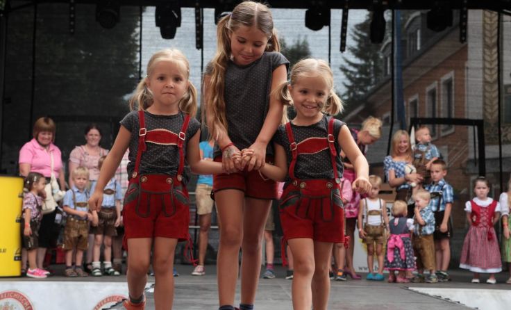 Große und kleine Lederhosen werden bei der Modenschau präsentiert. Foto: regionalinfo24.at