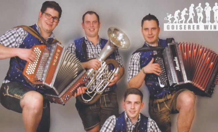 „Goiserer Wind“ unterhält beim Maibaumumschneiden in Hinterstoder.