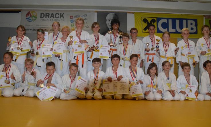 Die Judokids aus Micheldorf mit ihren Medaillen und Pokalen