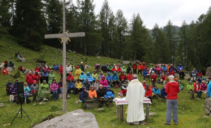 Pater Friedrich Höller zelebrierte die Messe auf der Wurzeralm. Foto: Helmut Dietmaier