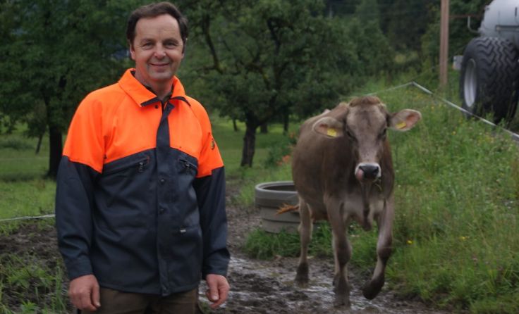 Ortsbauernobmann Horst Hunger auf der Weide