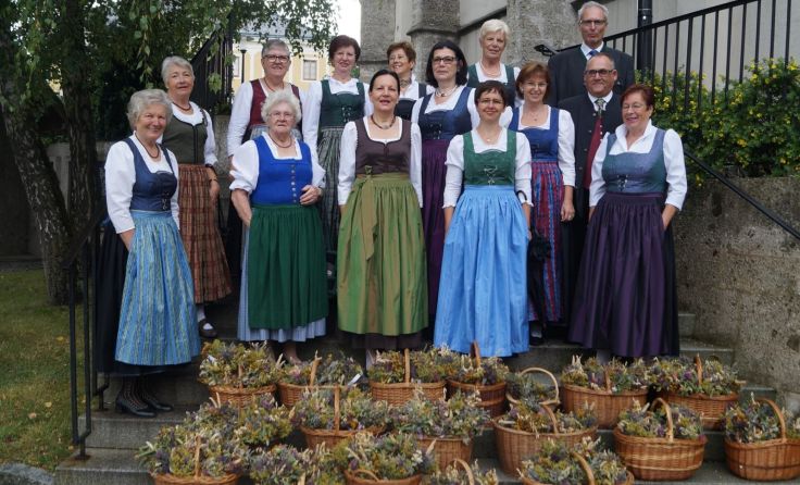 Die Trachtengruppe Kirchdorf lädt zur Kräuterweihe in die Stadtpfarrkirche ein.