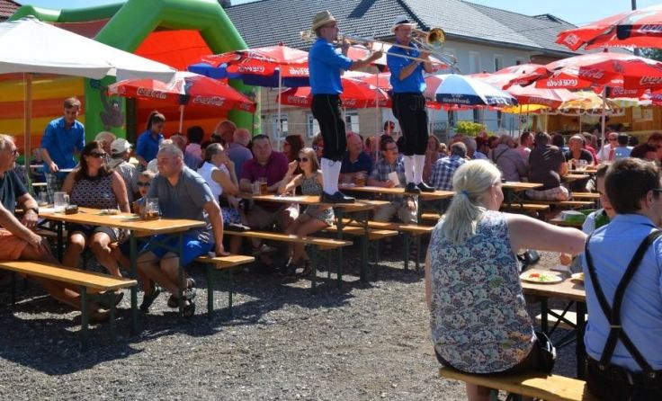 Die Feuerwehr- und Trachtenmusikkapelle Voitsdorf lädt zum Dorffest ein.