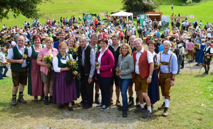 Die Ehrengäste mit den Besuchern beim Almwandertag Foto: LKOOE / Wolfthaler