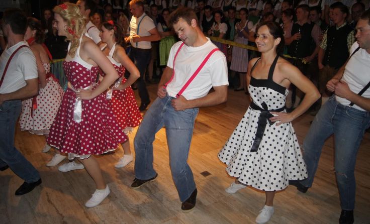 Beim Laubarauscher Ball wird getanzt.