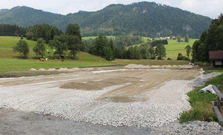 Die Bauarbeiten für den neuen Sportplatz in Vorderstoder schreiten zügig voran. Foto: Egelseder