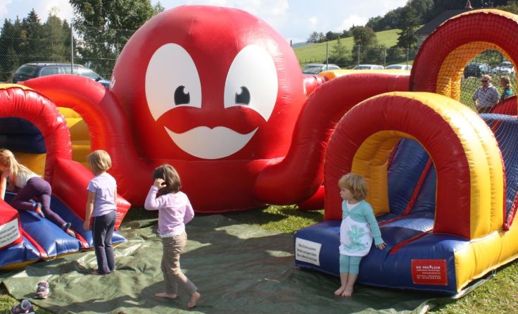 Auf der Hüpfburg können sich die Kinder so richtig austoben.