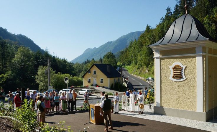 Die Mollner Landesstraße wurde verbreitert und die Blumauerkapelle versetzt. Foto: Alfred Spannring