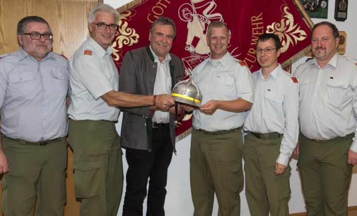 Gerald Kaltenböck (3. v. r.) ist neuer Feuerwehrkommandant der FF Micheldorf. Foto: Jack Haijes