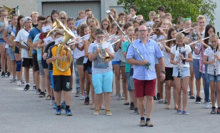 Die Jugend zeigte ein kleines Showprogramm in Marschformation.
