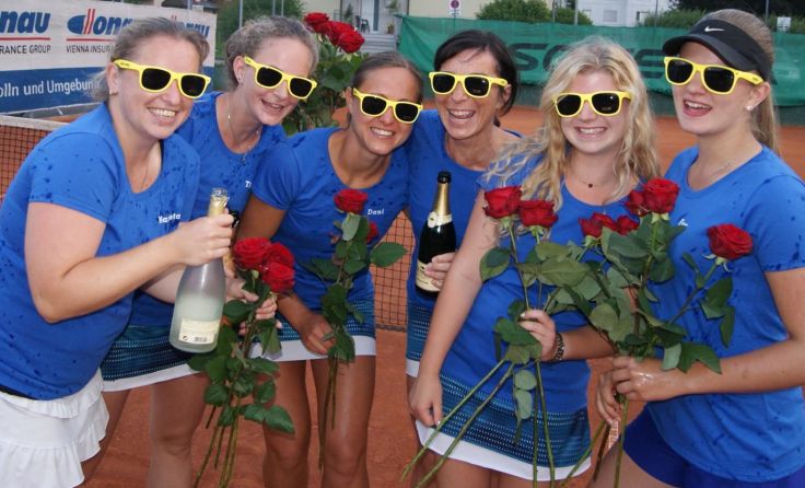 Die Tennis-Damenmannschaft 2015 nach ihrem Aufstieg in die OÖ Liga