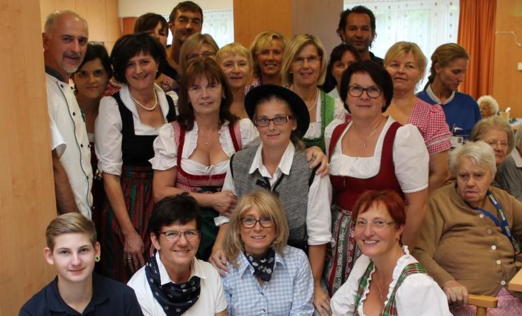 Die Mitarbeiter im Bezirksalten- und Pflegeheim Micheldorf beim Oktoberfest, Foto: Egelseder