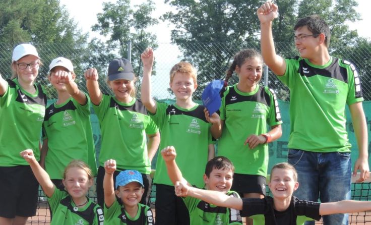 Die Tennis-Kids aus Inzersdorf freuen sich über ihre erfolgreiche Saison.
