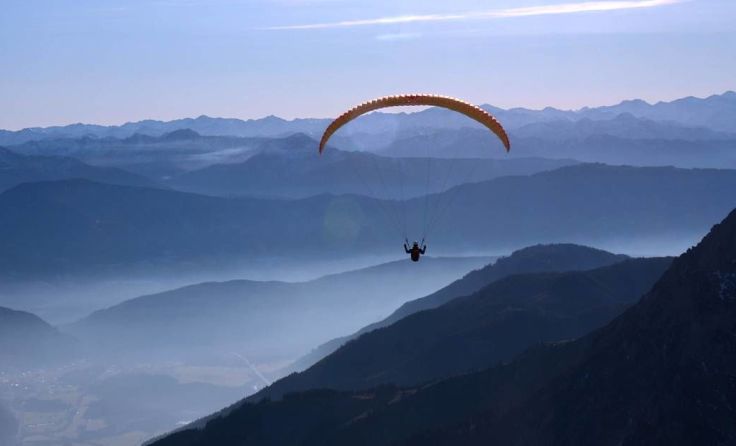 Mit dem lautlosen Gleitschirmfliegen ist grenzenloses Freiheitsgefühl erlebbar. Foto: Poscher
