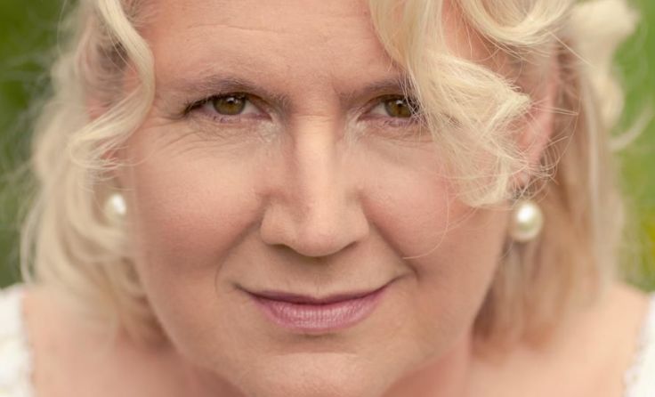 Monika Krautgartner liest beim Konzert.