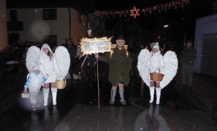 Das Christkind und die Perchten ziehen am ersten Adventsonntag durch Micheldorf.