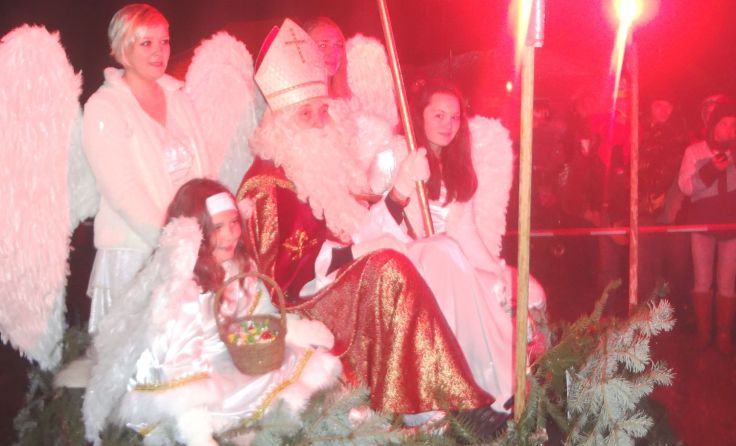 Der Nikolaus verteilt Sackerl.