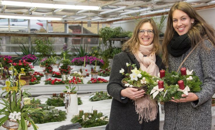 Eine bunte Vielfalt an Adventkränzen und Gestecken im Glashaus, Foto: Jack Haijes