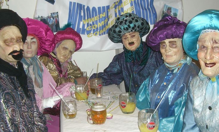 Erst nach der Demaskierung werden die Personen unter der Maske erkennbar.