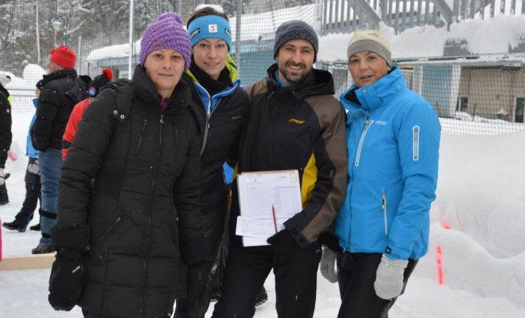 Die Gewinner der Ortsmeisterschaften im Eisstockschießen in der Rosenau: „Jung & Alt“ 