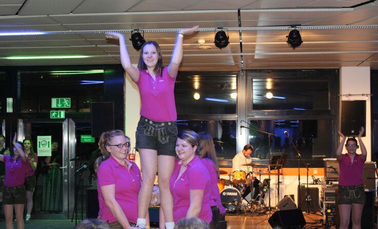 Die Plattlermädls aus Wartberg ernteten tosenden Applaus für ihre Show. Foto: Egelseder