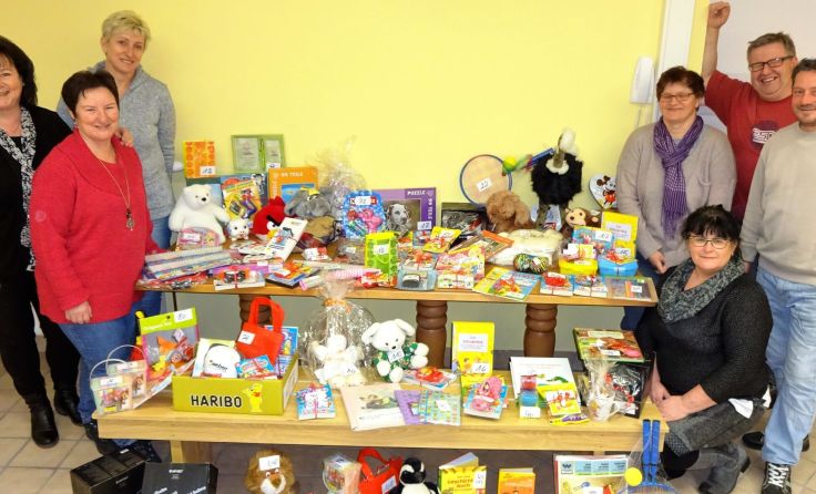 Das Team der Kinderfreunde mit den Tombolapreisen für die Kinder