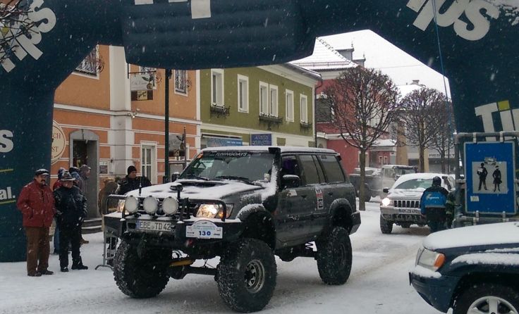 Bei starkem Schneefall starteten die Fahrzeuge im vergangenen Jahr.