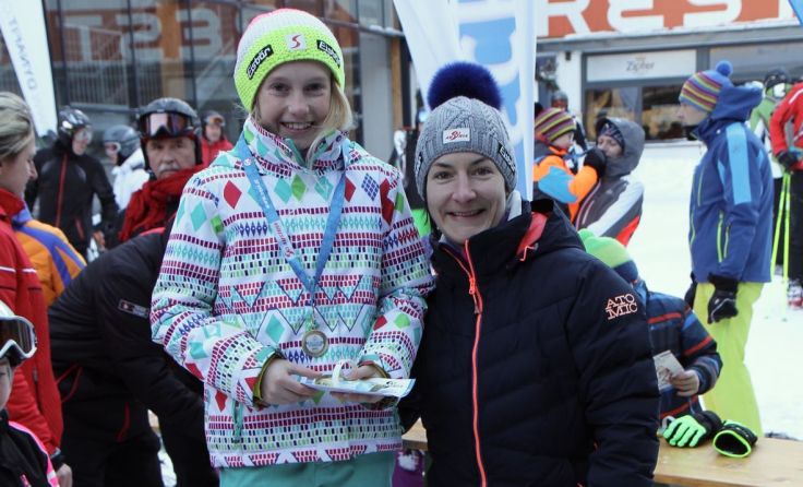 Kathrin Zettel gratulierte den jungen Siegern beim ÖSV Kinderschneetag. Foto: Hiwu