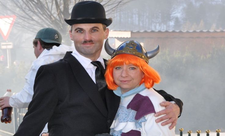 Ein Faschingsumzug mit vielen lustigen Narren findet in Leonstein statt.