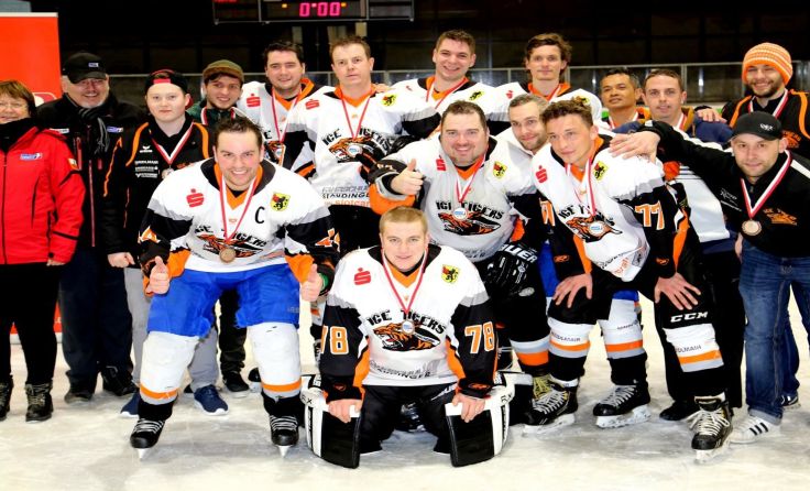 Die Ice Tigers mit ihrern Medaillen. Foto: Helmut Dietmaier