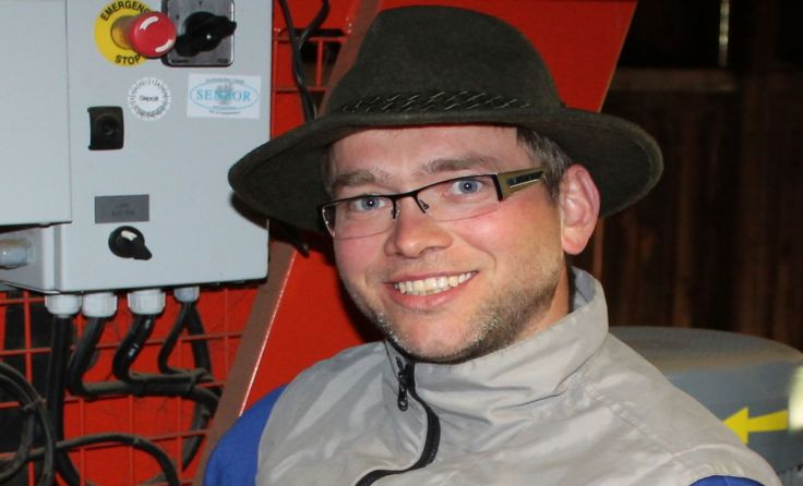 Ortsbauernobmann Johannes Platzer bei der Arbeit mit dem Heukran, Foto: Egelseder