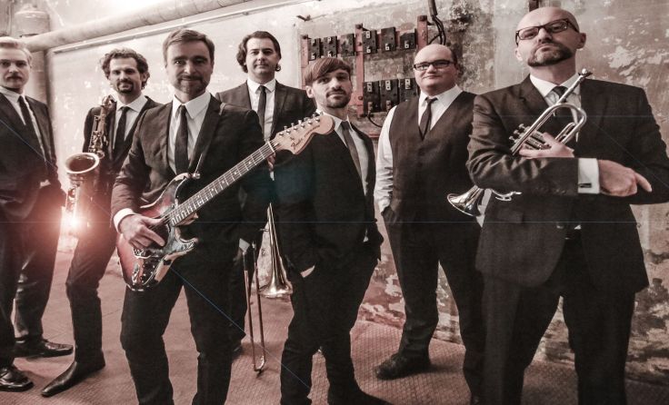 Die Band Hot Pants Road Club gibt ein Konzert im Schloss Neupernstein.