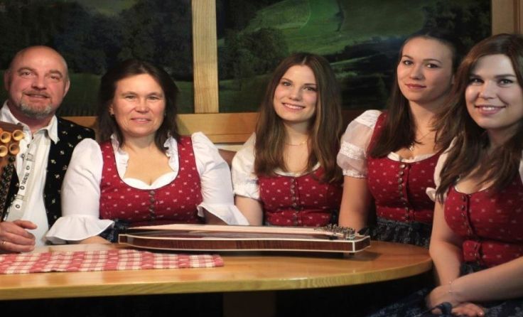 Die Stubnmusi Christa unterhält mit ihrem musikalischen Programm.