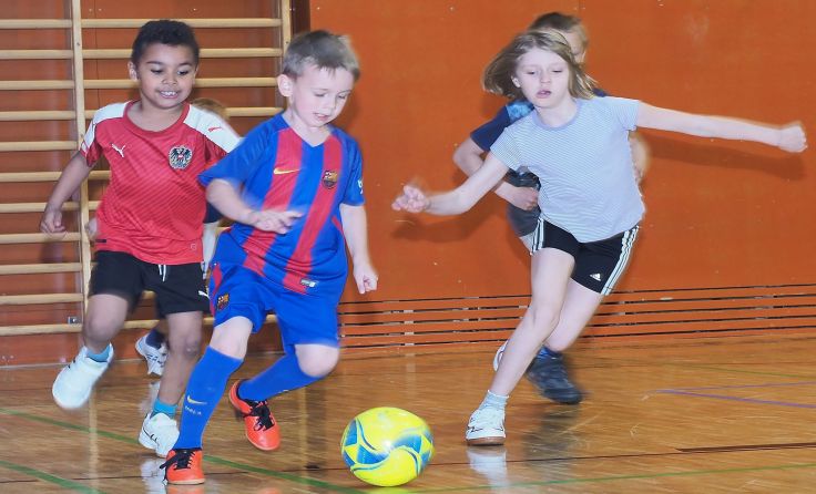 Buben und Mädchen spielten begeistert Fußball