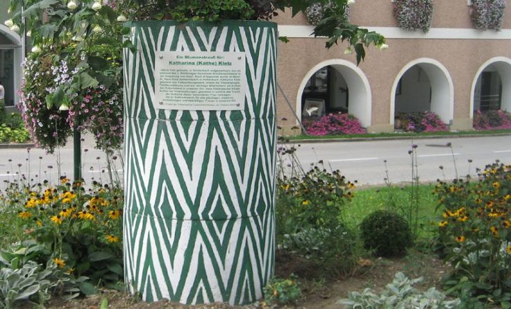 Diese Vase in Pettenbach soll an die Kulturmanagerin Käthe Klotz erinnern.