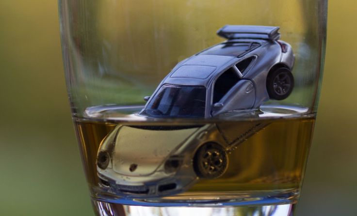 Bei Führerscheinentzug durch Alkohol kann ein Gespräch Orientierung geben. Foto: Eva Maria Ginal