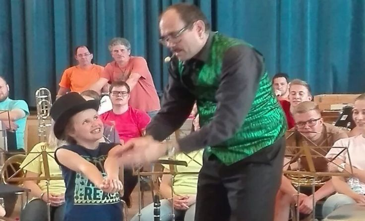Zauberer Wolfgang zeigte den Besuchern seine eindrucksvollen Tricks.