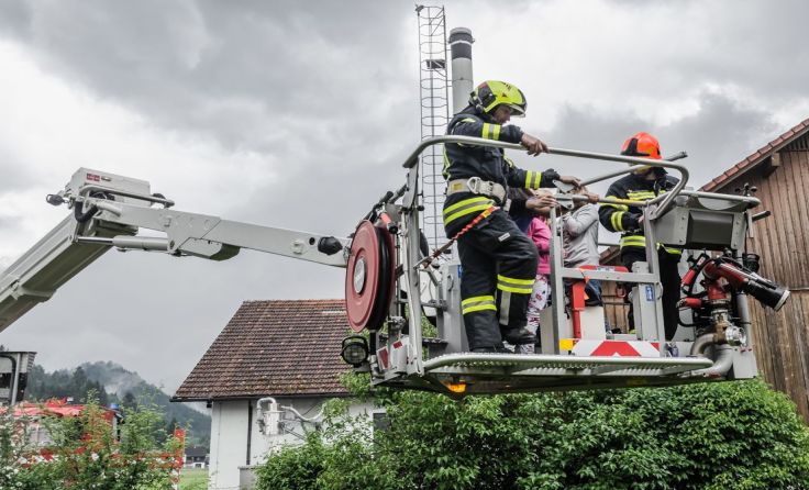 Feuerwehr Hinterstoder bei der Volksschule, Foto: www.ff-hinterstoder.at