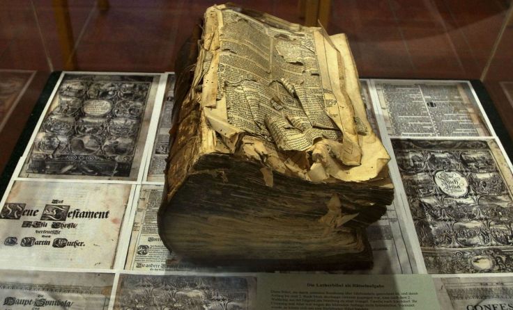 Diese Weimarer Bibel von 1703 ist im Museum im Dorf zu sehen. Foto: Alfred Spannring