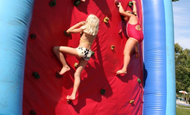 Auf dem Kletterturm ist der Spaß für die Kinder vorprogrammiert.
