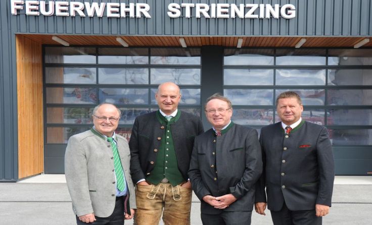 Einige Ehrengäste vor dem neuen Feuerwehrhaus der Freiwilligen Feuerwehr Strienzing
