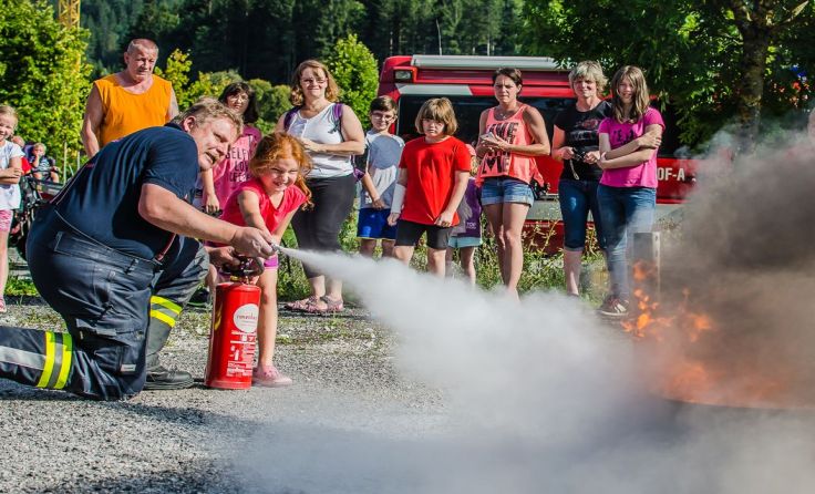 Die Kinder lernten den Umgang mit einem Feuerlöscher. Foto: www.ff-hinterstoder.at