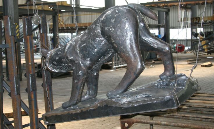 Die rund 70 Kilogramm schwere Luchsskulptur vor dem Verzinken in der Werkstatt, Foto: Karel Bures