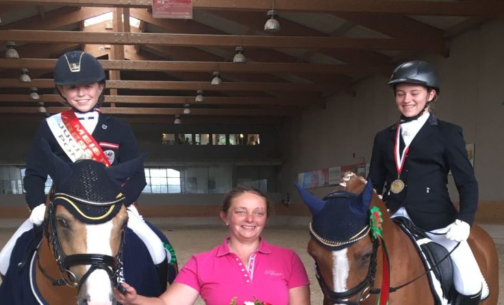 Lilly Messner, Trainerin Elisabeth Lippert und Emma Hofer (v. l.)